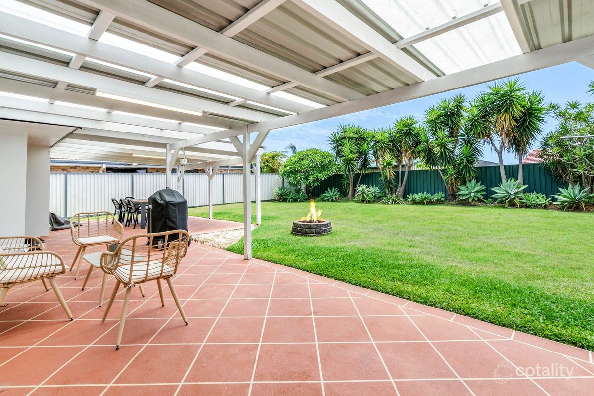 Elanora main house: covered outdoor entertaining area and large lawn